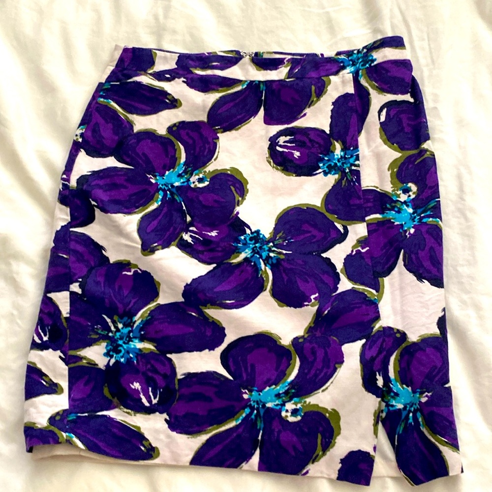 Perfect for spring wear or wedding wear / flower pencil skirt Loft / size 2